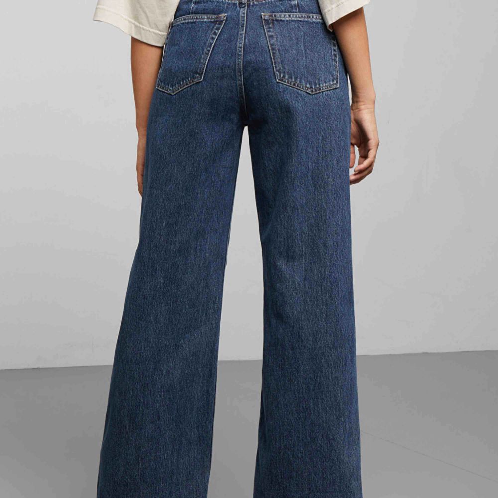 Säljer ett par Jeans från Weekday i modellen Ace som jag köpte men tyvärr va dem förstora. Använda 1 gång. Frakt tillkommer . Jeans & Byxor.