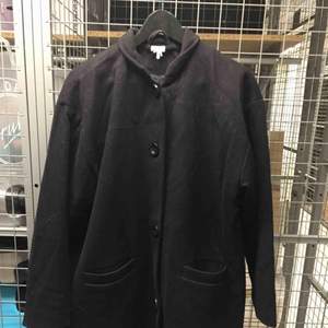 Svart knälång kappa från Monki😊 kan mötas i Stockholm annars står köpare för frakt 🌸
