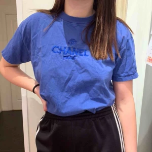  - Finns ingen storlek direkt, men skulle nog tippa på att den sitter som en M, jag brukar vanligtvis ha M och den är lite större i storleken. Den är en bootleg Chaneltröja! Pris kan diskuteras. 