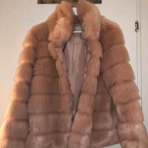  - Säljer min väldigt snygga pälsjacka från Nelly, använd ett fåtal gånger och säljer pga att det aldrig kommer till användning längre! Frakten ingår i priset! 