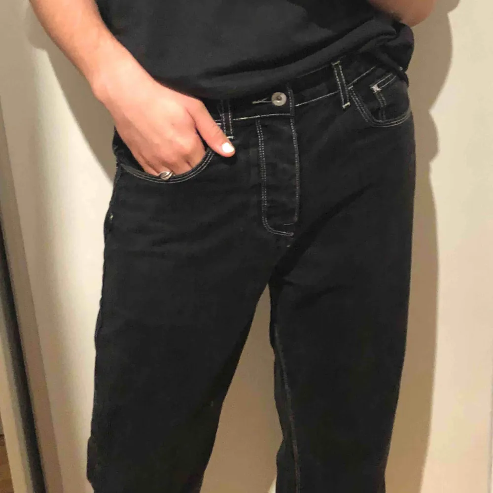 As coola svarta jeans med kontrastsömmar köpa på Asos!! De har fått en snygg urtvättad look med tiden vilket jag älskar. Köpare står för frakt 💞.. Jeans & Byxor.