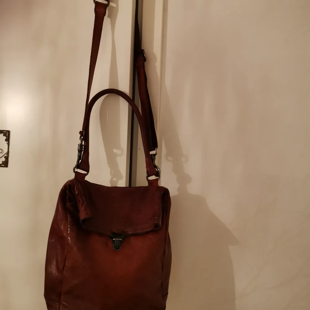 Äkta läderväska i brun färg från campomaggi.              . Väskor.