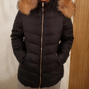  - Gosig vinterjacka från rockandblue med äkta päls. Passar alla med storlek M! 