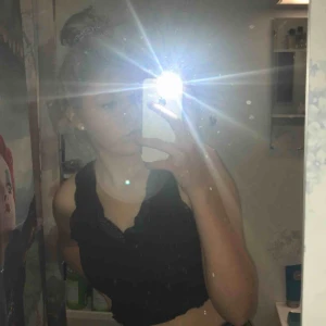  - Svart kort linne med spetskant. Andvänd ca 3 gånger. Säljer pga använder aldrig.