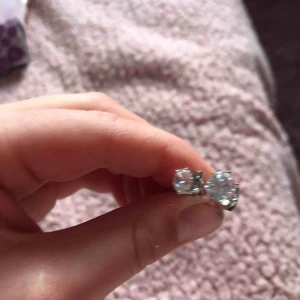  - Två diamant örhengen frakt 🚚står du för 10kr så allt kostar 30kr 🤗🤗😋 