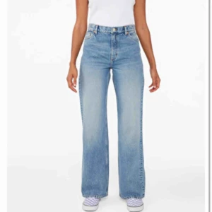  - Ett par vida jeans från monki! Det är storlek 24 och sitter som en xs! Säljer pga för små. Om ni vill ha mer bilder på hur dem sitter på är det bara att skriva till mig!💕