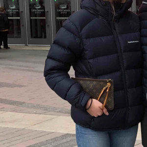  - Säljer min blåa peak performance frost down jacka.  Använd några gånger nu under vintern, inköpt i höstat. Inga skråmor eller liknande, fint skick. Dustbag medföljer. 