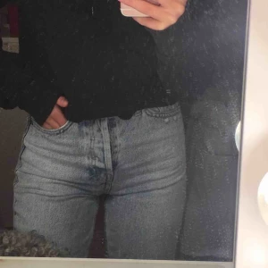  - säljer mina älskade mom jeans från zara❣️ säljs pga att dem börjar bli förkorta och har tröttnat på dem! skriv för fler bilder<3