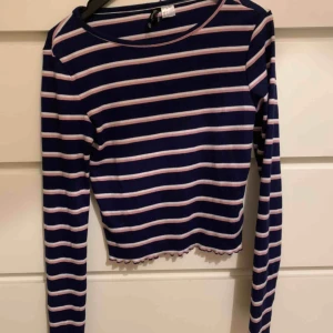  - Randig blus i många färger från HM. passar XS-S. Frakt kostar 44 kr, köpare betalar.  