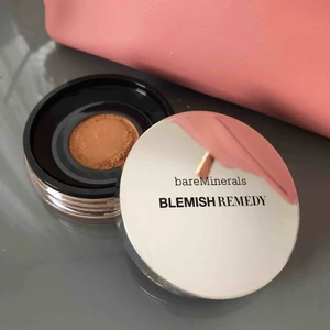  - Puder foundation från Bare Minerals, jättefin och jämn täckning. Bra för känslig hud. I färgen ”Clearly beige 06” Använt några gånger men den är inte riktigt min färg.  (Sista bilden kan man se hur mycket det är kvar) Köpt för 400kr