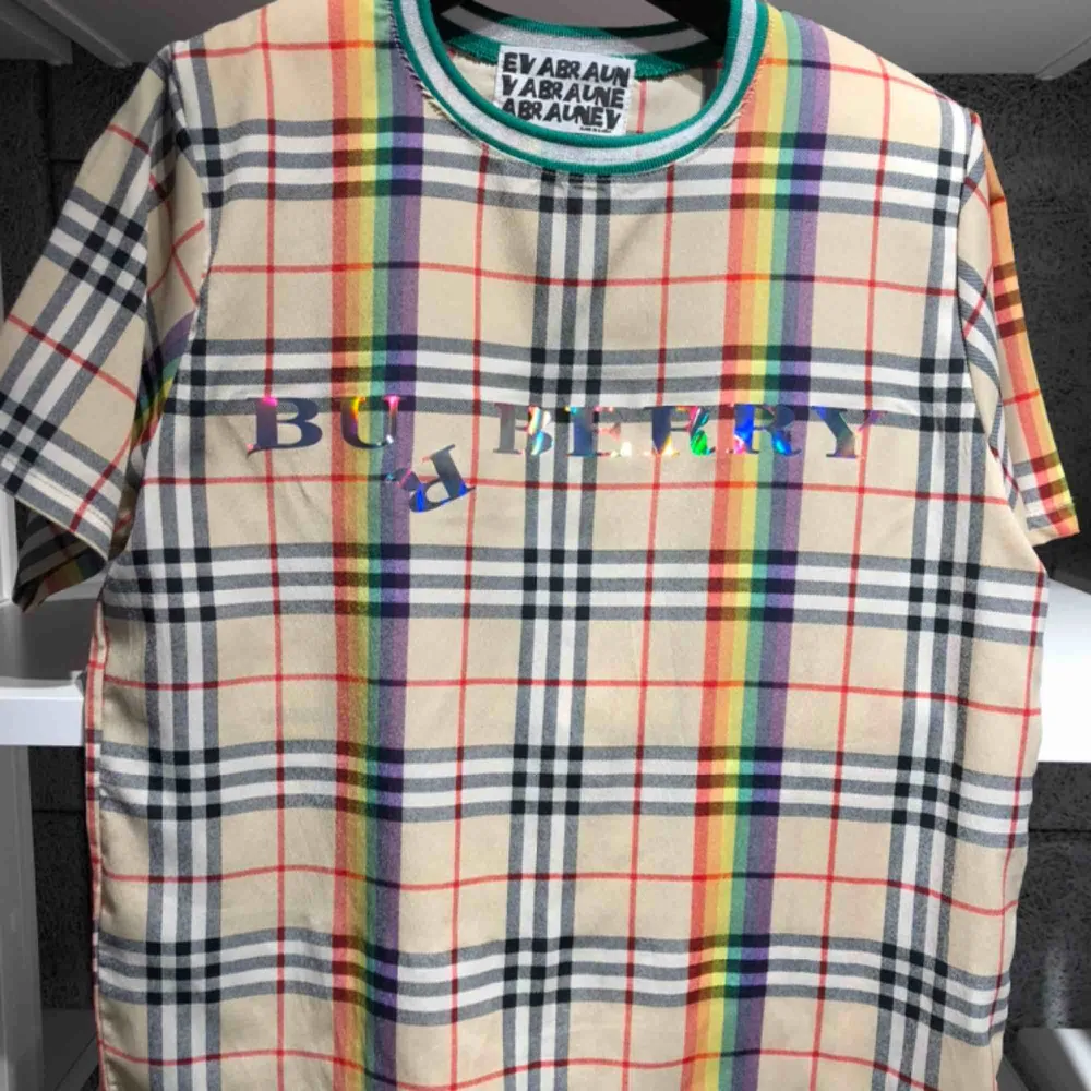 Härlig T-shirt i tunt material från Burberry. . Toppar.