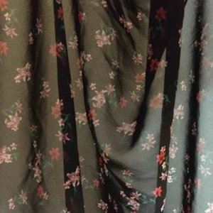  - En super fin kofta i ett genomskinligt silkes liknande tyg med små rosaröda blommor. Köpt på HM för några år sedan men inte använt. 🌺