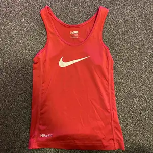 Ett rosa/rött tränings linne från Nike, knappt andvänd.