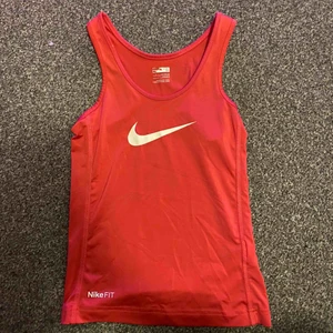  - Ett rosa/rött tränings linne från Nike, knappt andvänd.