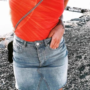  - Ljus jeanskjol från Gina Tricot. Väldigt skön och inte för kort. Passar även XS och M, men då kan den bli lite kort. 