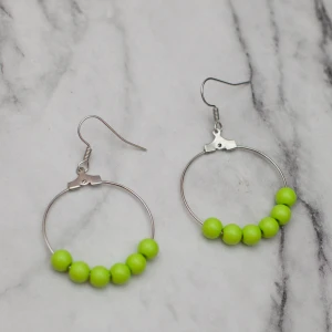  - Fina silverfärgade örhängen med gröna pärlor.  Fri frakt vid köp över 100:-.