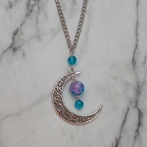  - Fint halsband med glaspärlor. Hänget är ca 5cm. Kedjan är ca 60cm.