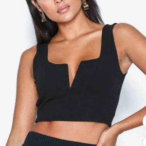 Svart topp - Oanvänt topp ifrån Nelly. Storlek M. Kan frakta men du betalar frakten.