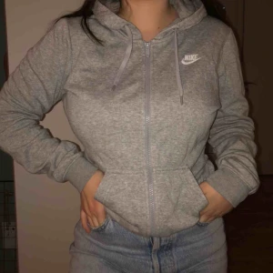  - snygg och skön Nike hoodie💓 använd men fortfarande i bra skick! Köparen står för frakt, (frakt 44kr)