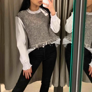  - Helt ny tröja. Storlek L men passar mindre då den är croppad. Frakt tillkommer