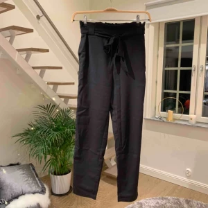  - Svarta hödmidjade kostymbyxor med resår i midjan. Slutar vid ankeln ungefär. Är i bra skick! Skriv privat vid intresse. 