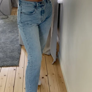 Levis jeans 501 - Säljer dessa fina Levis 501 i storlek W28 L28. Passar mig som är 168 cm lång och som brukar ha S eller M i jeans. Frakt ingår i priset  