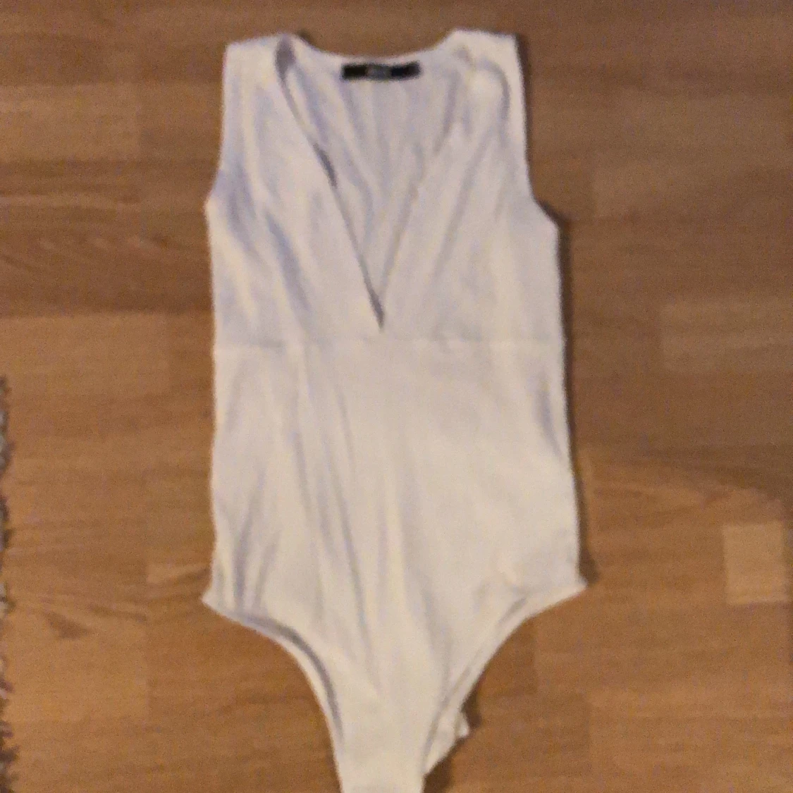 Vit body från bikbok