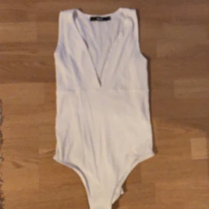 Vit body från bikbok - Body från bikbok! Använd en gång (då bilden togs) superfin men inte bekräm med urringningen tyvärr. 