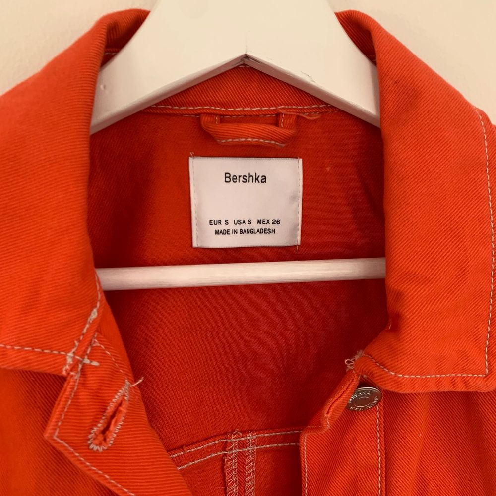 Superfin orange/röd jacka fram bershka som endast är använd 2 gånger! Köpare står för frakt.. Jackor.