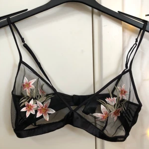 BH - Jättejättefin BH/topp från ELLA M (Lindex) i st 75C. Fint skick. 150kr+frakt