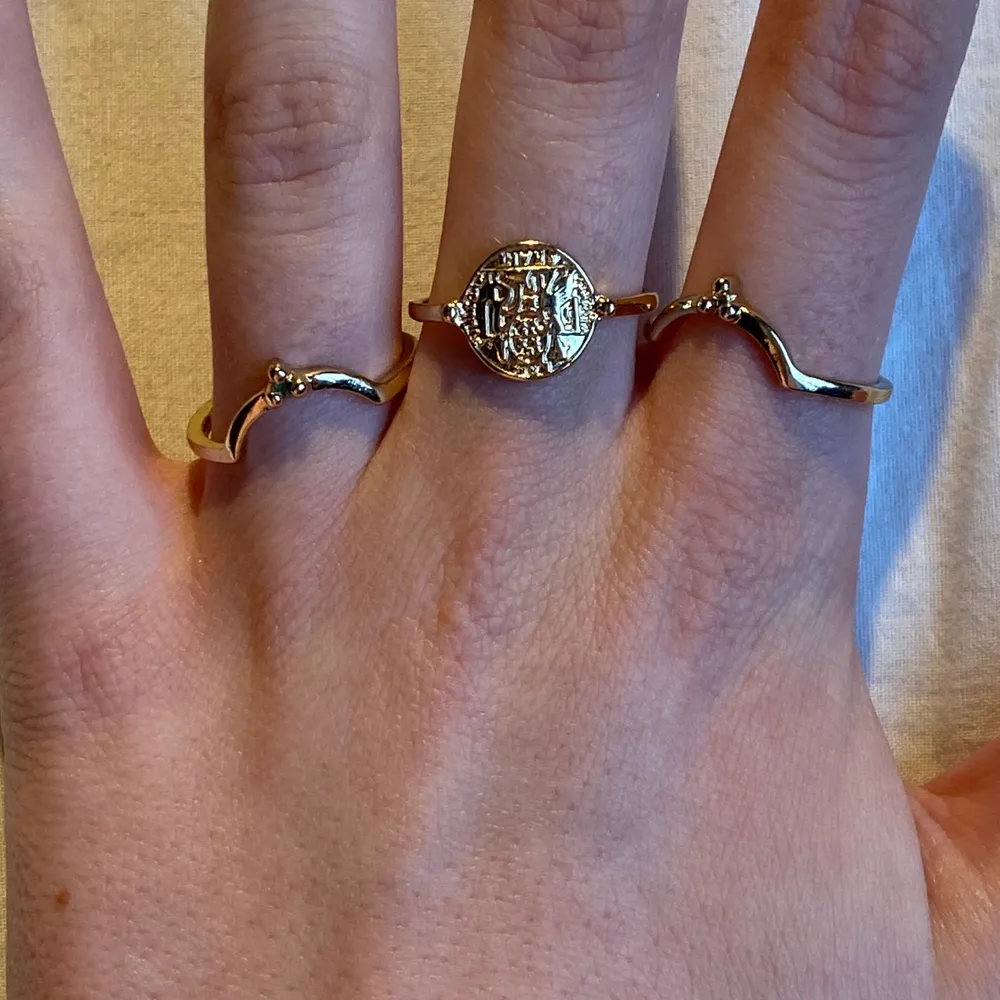 Säljer båda guldiga, silvriga och bronsfärgade ringar! Ringarna på den första bilden kostar 20kr/styck. Aldrig använda eftersom de är för stora (M/L). Ringarna på den andra bilden kostar 5kr/styck och är strl XS/S! 💘💘💘💘. Accessoarer.