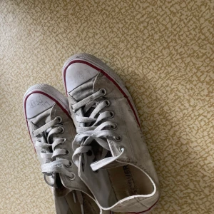 Vita Converse  - Strl: 37 kommer tvättas och byta skosnören innan säljning. 