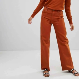  - Rostfärgade jeans från Monki i modellen Yoko! De har en fläck på ena knäet som jag inte vet om den går bort... Annars bra skick! Köparen står för frakt:)