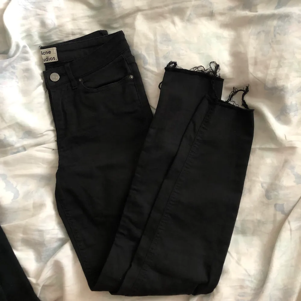 Ett par svarta slim fit jeans från Acne, avklippta längst ner så går till ovanför ankeln på mig som är 164! Frakt tillkommer. Jeans & Byxor.