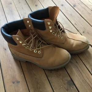 Timberland kängor stlk 7.5 - Fina kängor i bra skick, köpta på plick men fel storlek. Använda ett par gånger av förra ägaren, några slitningar (kan skicka mer bilder). Säljer för 450kr, köparen betalar frakten! 