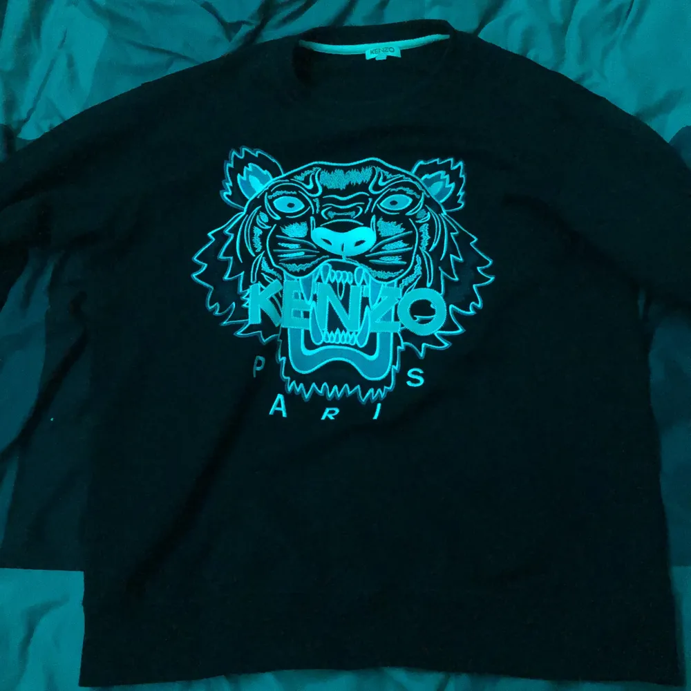 Hello, selling my Kenzo Sweatshirt! Selling because of lost intrest of the style that comes with it! Its In good condition and doesn’t have any flukes.             Retail Prize | 2300 kr | It’s completely Black and White and only has a weak text filling!. Hoodies.