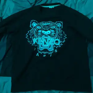 Hello, selling my Kenzo Sweatshirt! Selling because of lost intrest of the style that comes with it! Its In good condition and doesn’t have any flukes.             Retail Prize | 2300 kr | It’s completely Black and White and only has a weak text filling!