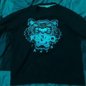 Kenzo Sweatshirt | Medium | Good Cond - Hello, selling my Kenzo Sweatshirt! Selling because of lost intrest of the style that comes with it! Its In good condition and doesn’t have any flukes.             Retail Prize | 2300 kr | It’s completely Black and White and only has a weak text filling!