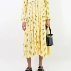 Snygg ny Ganni printed crepe wrap dress - Snygg ny Ganni printed crepe wrap klänning stl 36, oanvänd.