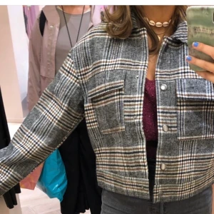 Snygg jacka - Säljer denna vår/höst jacka från Gina! 💓