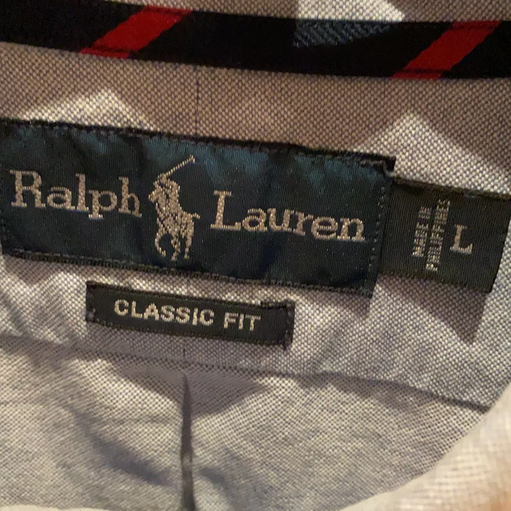 En ljusblå skjorta från Ralph Lauren, storleken L, använd ungefär 3 gånger. Exlusive frakt. Skjortor.