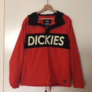 Snyggaste Dickies-jackan 🧡 - Jacka/windbreaker ifrån märket Dickies! Perfekt att ha nu till dessa kyliga vårkvällar. Storlek XS men passar även en S/M. Köpt på Carlings för 899 kronor, nu slutsåld både online och i butik. Den blir din för 500 kronor! Frakt på 66 kronor tillkommer 🧡