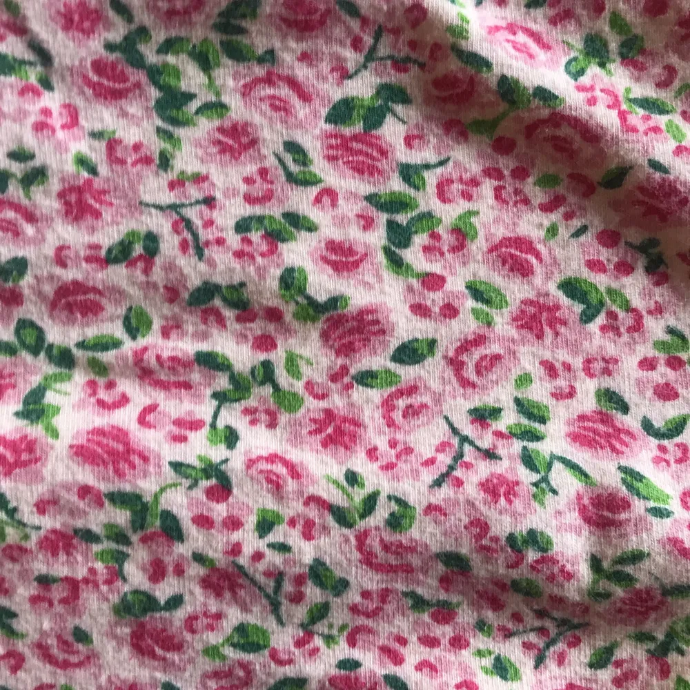 American apparel crop top i storlek s. Lite rosa färgad från tvätten men fortfarande super fin, har dock börjat noppra sig vid armhålorna. Frakten ingår i priset<3. Toppar.