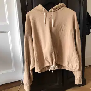 Beige hoodie från bikbok med band man kan dra åt längst ner. Knappt använd och kostade ca 400 nypris. Fraktkostnad tillkommer. Kan även mötas upp i Stockholm 