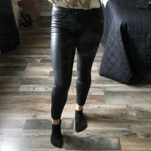 Skinnbyxor  - Skinnbyxor i jättefint skick, säljer pga att jag inte gillar lågmidjat🖤🖤