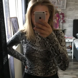 Polotröja  - Superfin polo med orm mönster, super skön och extremt stretchig🖤