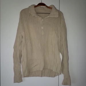 Stickad tröja med knappar  - Jättemysig stickad tröja med knappar i halsen. Ingen storleksmärkning men uppskattar till L