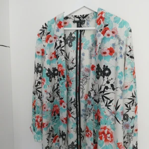 Kavaj - Blommig kavaj från Primark. Storlek L.Köparen betalar frakten.