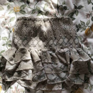  - Säljer min jättefina kjol från bik bok. Står storlek XS men passar väldigt bra även på S då den är så pass stretchig, skulle kunna passa en liten M😊. Frakten ligger på 30kr.. kan även mötas upp beroende på plats! Hör av er om frågor eller liknande! 