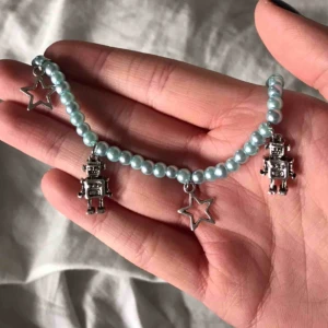  - Supersött blått halsband med robotar och stjärnor 🤩🤩🤩